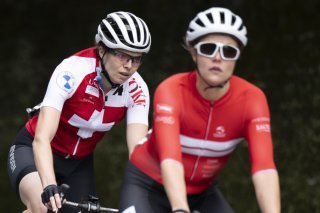 Celine Van Till (à gauche) a été battue par la Danoise Emma Lund lors de la course sur route. KEYSTONE/ENNIO LEANZA